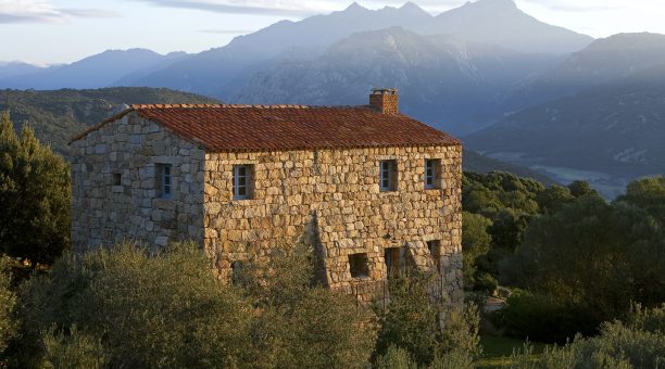 Maison A Liccia, au fond la montagne Di Cagna, Domaine de Murtoli, Corse du Sud (2A), France